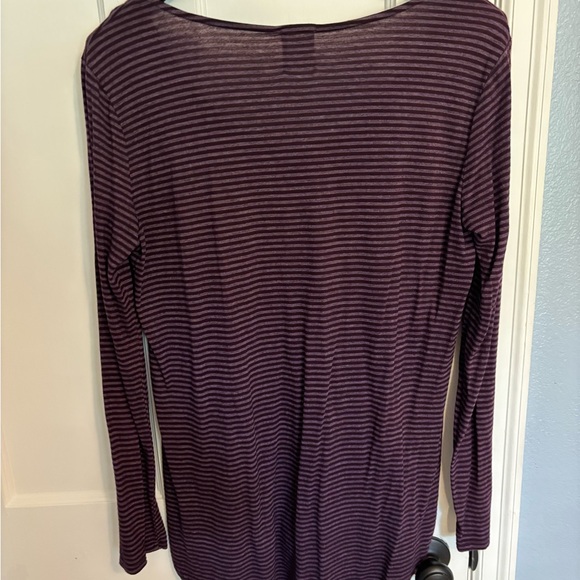Evereve purple striped long sleeve t shirt with scoop neck in size large - Picture 4 of 4